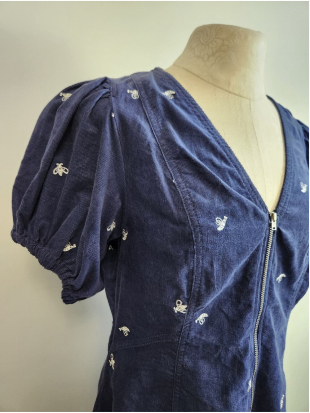 Pilcro Anthropologie Corduroy Blue Dress Puff Sleeve Embroidered Bees Sz M Cute - Picture 4 of 12